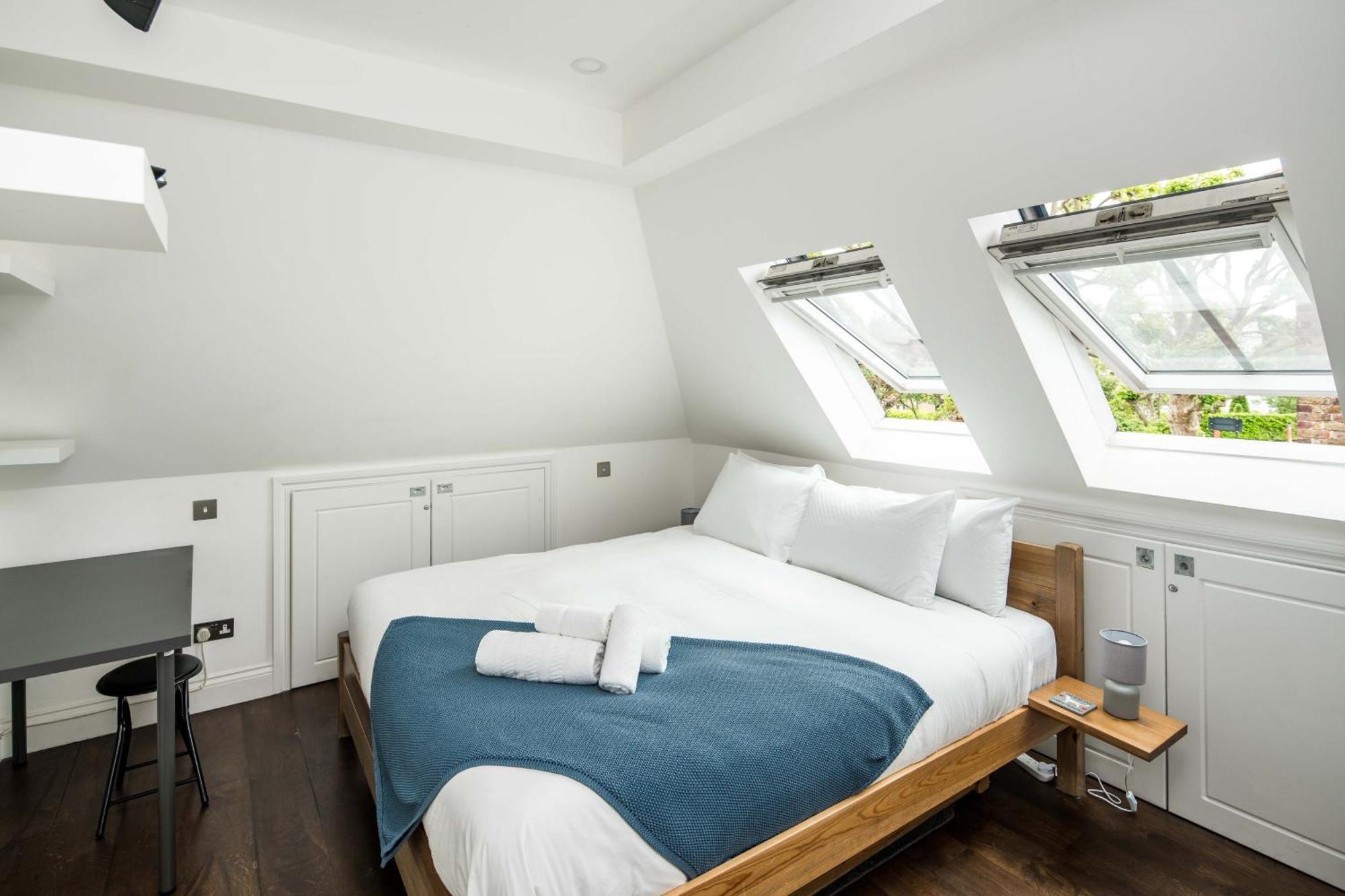 Sleek And Stylish 1bd With Balcony, Hammersmith Apartment London