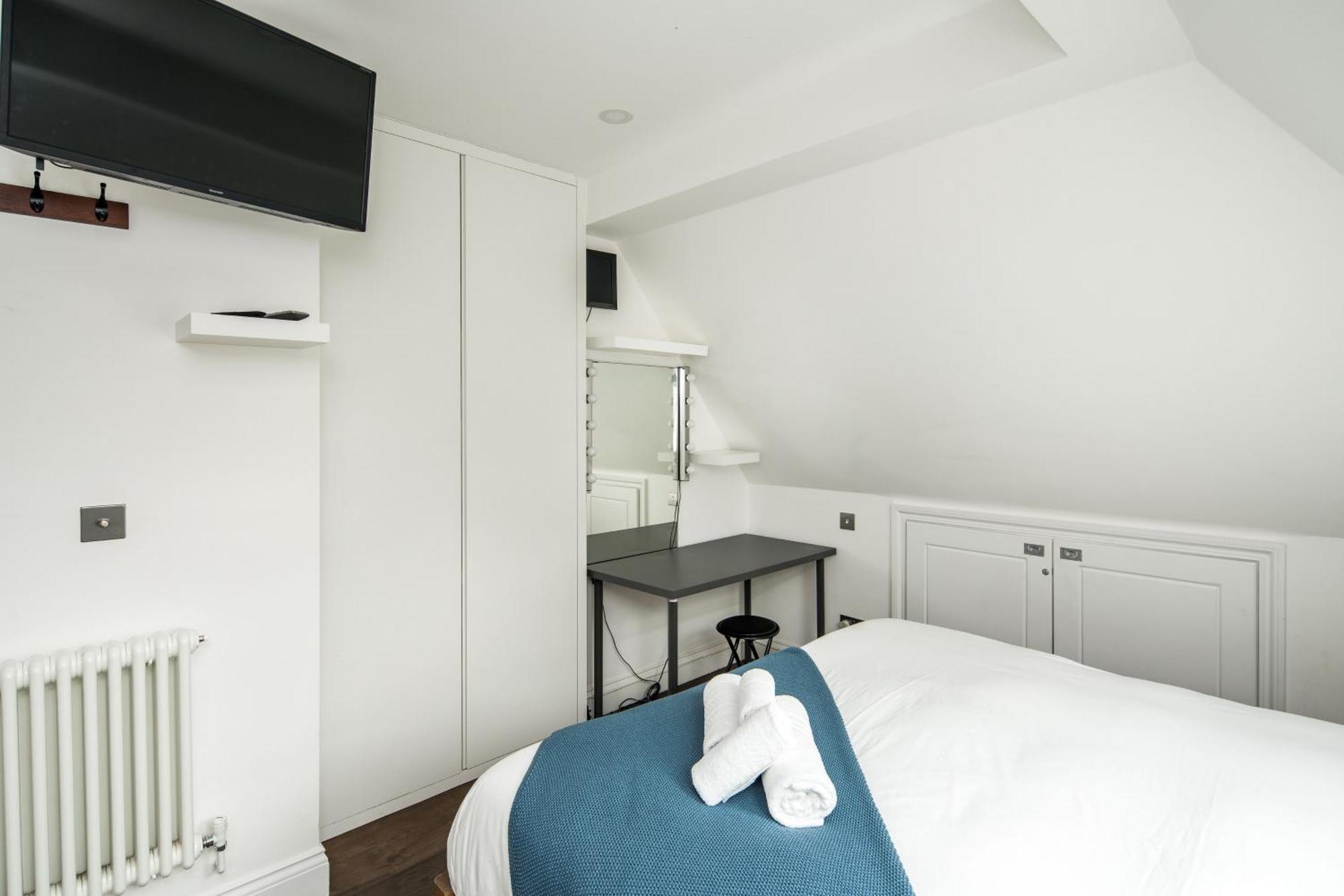 Sleek And Stylish 1bd With Balcony, Hammersmith Londra